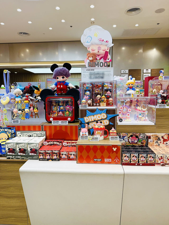 ถ่ายรูปกับน้อง molly ที่ popmart