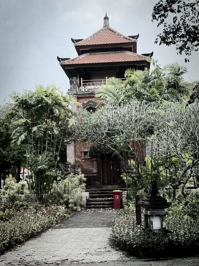 《峇里島石刻與綠苔｜從旱季到原居民的眼神——在堅硬與柔軟之間，看見認命而樂天的生命哲學》