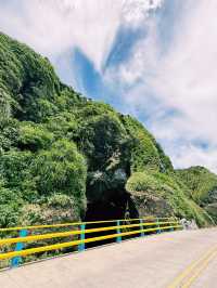 綠島馬蹄橋下|山壁岩洞與碧水交織的秘境,在自然縫隙間戲水的快意時光