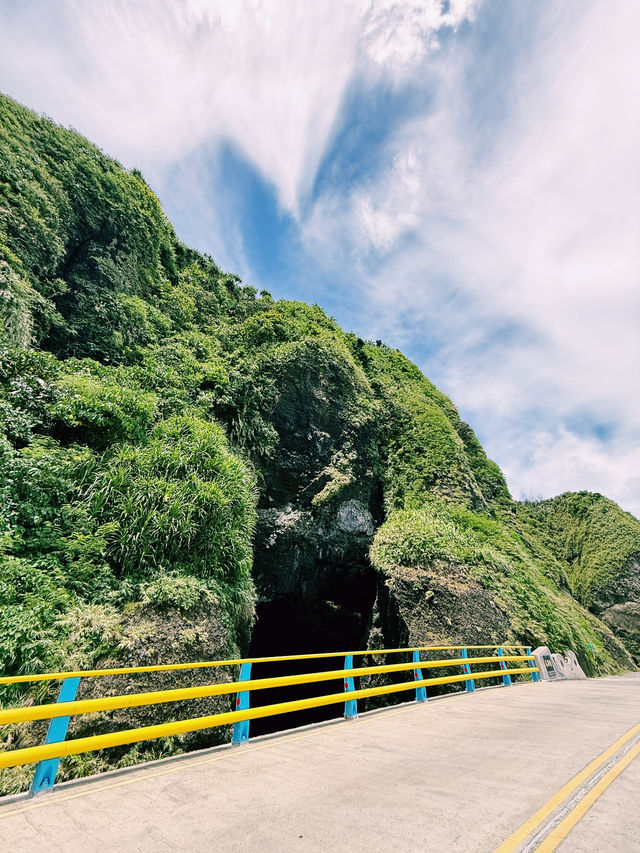 綠島馬蹄橋下|山壁岩洞與碧水交織的秘境,在自然縫隙間戲水的快意時光 綠島馬蹄橋下|山壁岩洞與碧水交織的秘境,在自然縫隙間戲水的快意時光