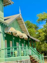 เรือนไม้สีเขียวริมทะเล เกาะสีชัง 🏠🌊