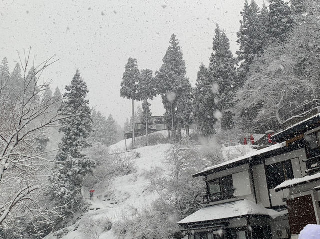 日本玩-「銀山溫泉」一個凝結在日本大正時代及宮崎駿童話裡的雪白世界，此生必訪！