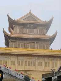 At the Summit of Mount Emei: Ever-Changing Weather, the Ups and Downs of Life