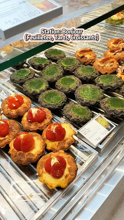 Toko Roti Tanpa Batas Berkonsep Terbuka yang Imut dan BARU?!
BreadTalk telah membuka toko roti berkonsep [BARU] terbaru mereka di VivoCity 2 minggu yang lalu! Dapur berkonsep terbuka ini dilengkapi dengan dek konveyor dan oven pizza canggih, stasiun memasak langsung, dan lebih dari 50 kue kering eksklusif! Lihat 5 stasiunnya: Hot Stuff (seri Napoli & sandwich), Bonjour (Feuilletee, Tart, Croissant), Smokin’ Hot (Oven), Indulge Bar (Mille-feuille & Kue), THIRS-TEA (teh).
. 1️⃣ Babyface (SGD 7.50) ⭐️- Puding ala Jepang di atas roti Swiss yang disiram saus karamel bakar
2️⃣ Peach Please Mille-Feuille (SGD 6.70 | 2 seharga SGD 11.40)
3️⃣ Tart - Matcha (SGD 4.60), Pisang (SGD 4.60), Strawbrulee (SGD 5.20)
.
📍BreadTalk
#panduansingapura #singapura