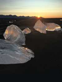 湖中的冰塊在陽光下呈現出透明、藍色或白色的光芒，令人驚艷