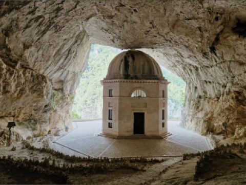 水晶般的寧靜與地下的壯麗