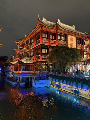Pemandangan malam kota Shanghai dengan lampu neon