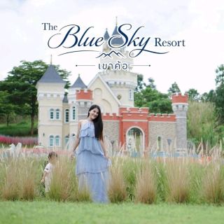 นึกว่าอยู่ยุโรป...แต่จริง ๆ อยู่เขาค้อ 🇬🇧🌿⛰️ 

3 วัน 2 คืน ที่ The Blue Sky Resort เขาค้อครบทั้งห้องพัก วิวภูเขา สวนดอกไม้สไตล์อังกฤษ จุดชมวิว 360 องศา ปราสาทกลางสวน และทะเลหมอกยามเช้า ✨

ที่สำคัญ...มาแล้วแทบไม่ต้องออกไปไหนเลยเพราะที่นี่มีทั้งร้านอาหาร สระว่ายน้ำ ฟิตเนส และมุมถ่ายรูปสวย ๆ อยู่ครบในที่เดียว 📸💙

ใครกำลังมองหาที่พักบรรยากาศโรแมนติก อากาศดี และให้ฟีลเหมือนเที่ยวต่างประเทศ ต้องปักหมุดที่นี่เลย ✈️

#TheBlueSkyResort  #TheBlueSkyResortKhao Kho #เขาค้อ  #เที่ยวเขาค้อ  #รีวิวที่พัก  #รีสอร์ทเขาค้อ  #ที่พักเขาค้อ  #เที่ยวเพชรบูรณ์  #ทะเลหมอก  #สวนดอกไม้  #เที่ยวหน้าฝน  #เที่ยวหน้าหนาว  #ที่พักวิวสวย  #สายถ่ายรูป 