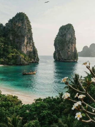 🌊 Raja Ampat, Indonesia — A Paradise of Islands, Coral Reefs & Turquoise Lagoons