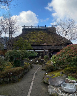 的夢幻茅葺屋！帶娃入住的日式溫泉旅館🏠超有「家」的感覺，連湯屋都免費獨享！👶🛀✨