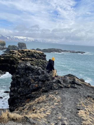 🇮🇸 Arnarstapi Cliff | Iceland 🌊
A sea cliff so beautiful you'll want to stop time right here 🖤

This is another spot I highly recommend if you're visiting Iceland, especially if you love raw nature. Arnarstapi Cliff offers an incredibly beautiful view 😍

This is a black lava rock cliff overlooking the Atlantic Ocean, featuring uniquely shaped natural rock formations that contrast beautifully with the turquoise sea. The sight is even more stunning when the waves crash against the cliffs, creating white foam. Everywhere you look, you'll want to take photos 📸

What I loved most was the atmosphere. It's peaceful yet full of the power of nature – the sound of the waves, the wind, and the endless cliff face. The view is stunning without any embellishments.

There's a coastal walking path where you can leisurely stroll and admire the scenery. Along the way, you'll see basalt cliffs and various rock formations. From some angles, you can see the waves crashing against the rocks below up close. But be careful of the strong winds and don't walk too close to the edge of the cliff.

Personally, I love the colors of nature here. The black rocks, the golden-brown meadows, the blue sky, and the incredibly cold sea – everything contrasts beautifully without needing much color enhancement.

📍 Arnarstapi Cliff, Snæfellsnes Peninsula, Iceland 🇮🇸

If you're planning a road trip around the Snæfellsnes Peninsula, I highly recommend adding this to your list. It's another great spot for a stroll, taking photos, and truly enjoying Iceland's natural beauty. 🌊💙

#ArnarstapiCliff #Arnarstapi #Iceland #VisitIceland #Snæfellsnes #IcelandRoadTrip #IcelandTravel #IcelandTravelReview #TravelAbroad