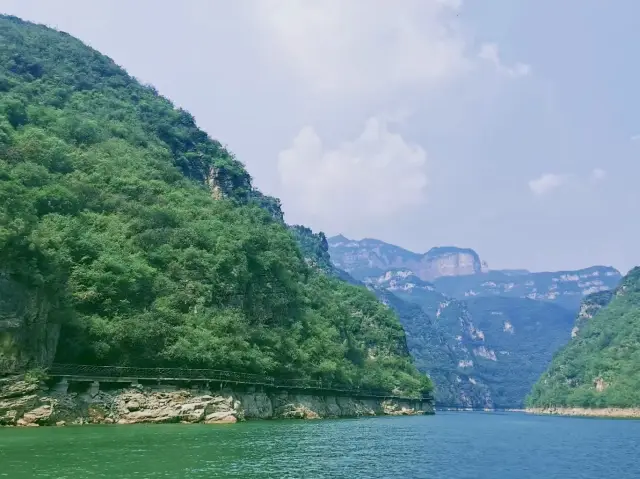 Một chuyến đi thơ mộng dọc theo Sông Thanh Thiên giữa núi non và dòng nước yên bình