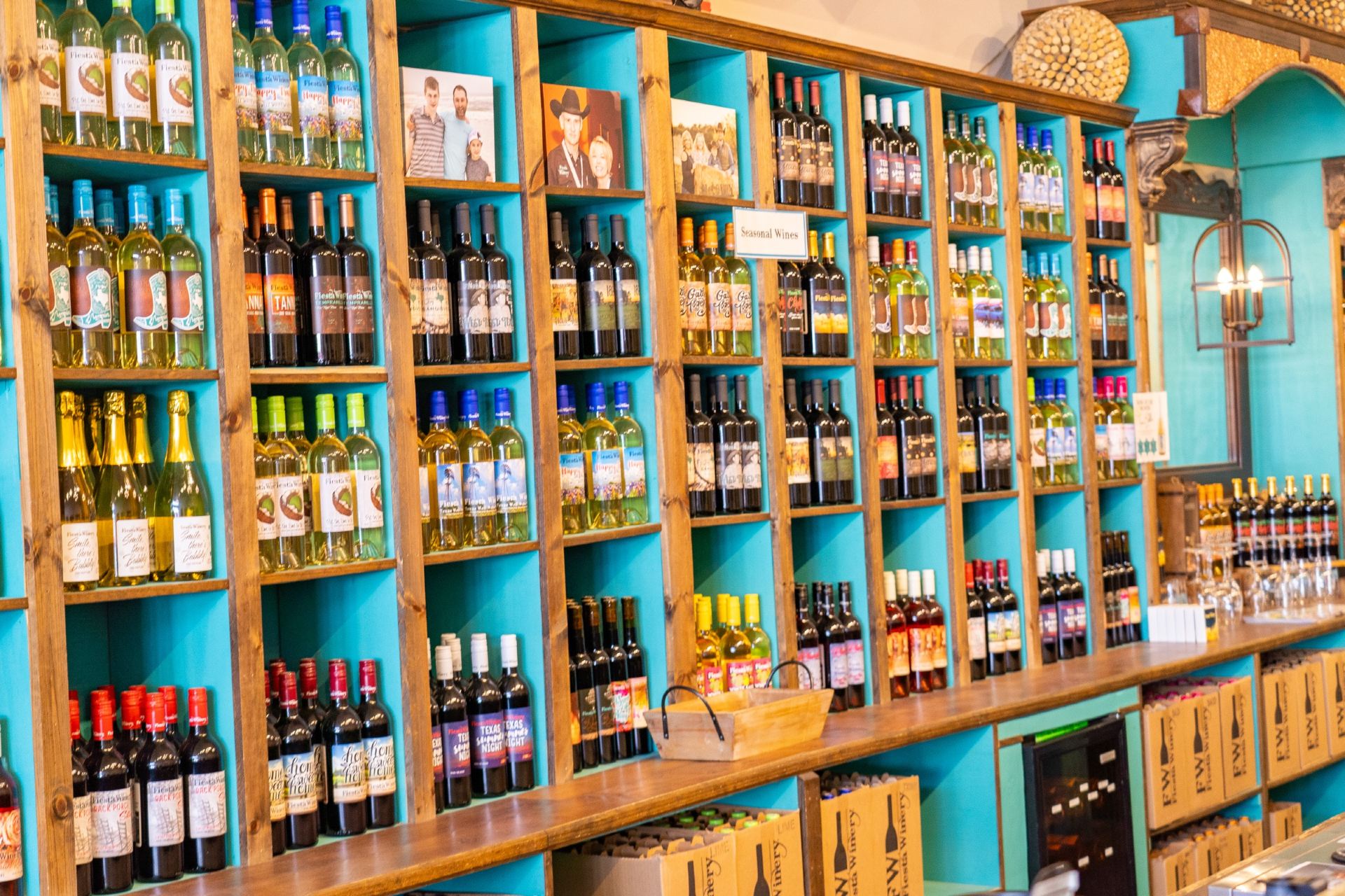 Sore Santai Menikmati Wine di Main Street Fredericksburg: Empat Ruang Cicip dalam Jangkauan Jalan Kaki