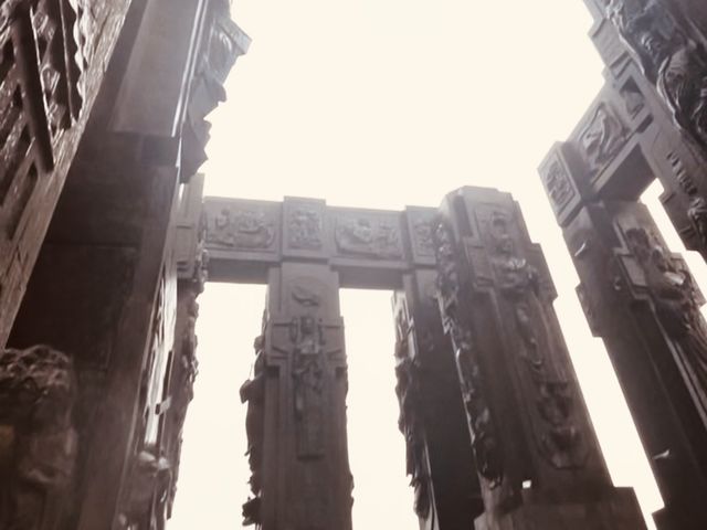 【ジョージア🇬🇪/黒く巨大なモニュメント『ジョージアのクロニクル 』】