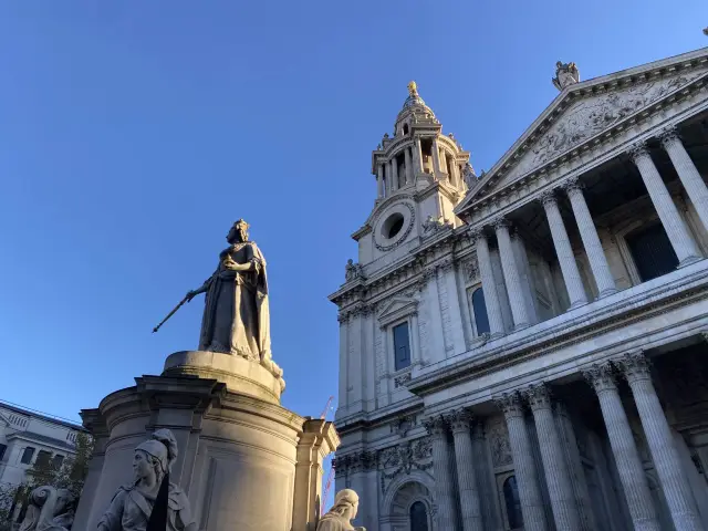 St. Paul's Cathedral Elegance:A Divine Ascent