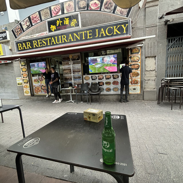 Enjoy sports, great food, and cheap drinks at Jacky’s, Las Palmas