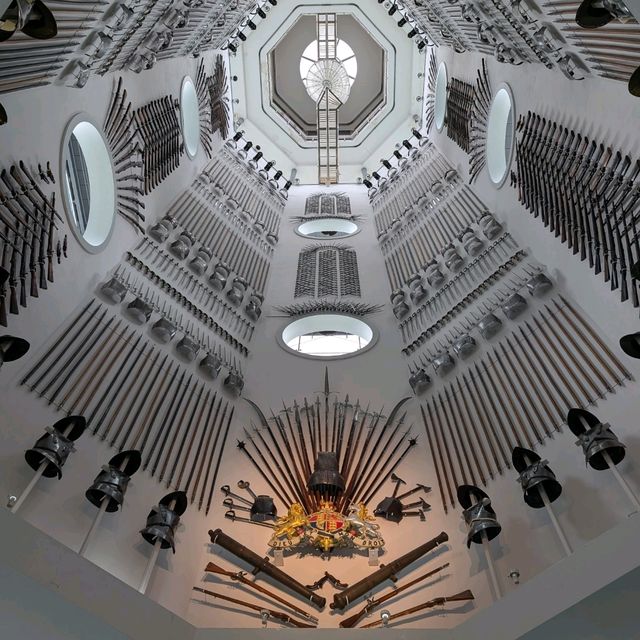🏰 穿越歷史的武器時空！Leeds皇家軍械博物館的壯觀武器樓梯 🏰