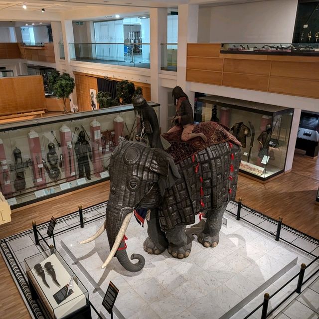 🏰 穿越歷史的武器時空！Leeds皇家軍械博物館的壯觀武器樓梯 🏰