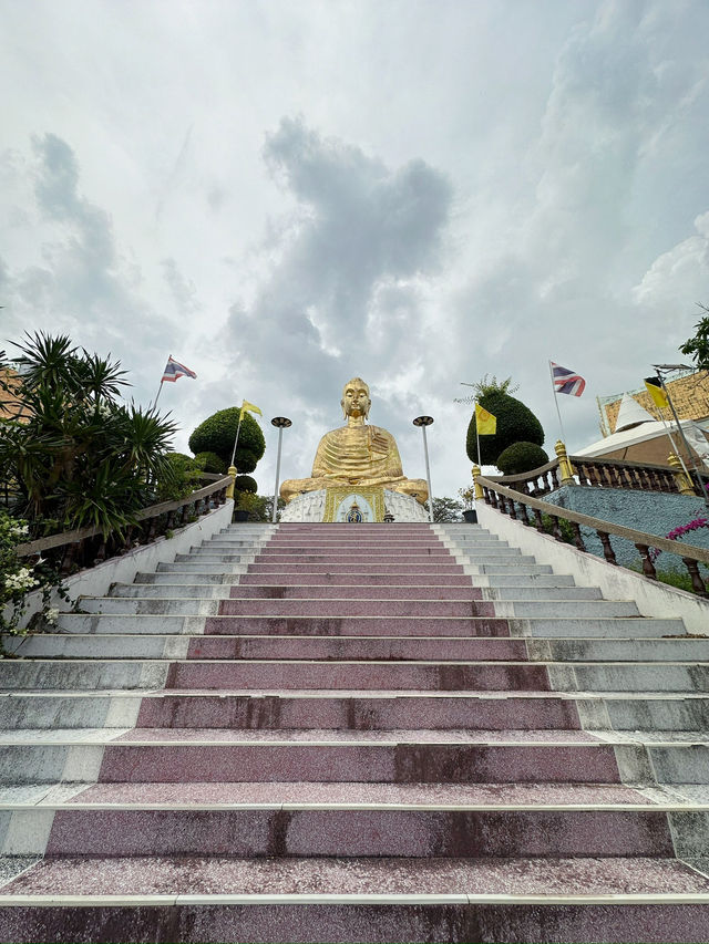 Stunning temple in Phrachuap Khiri Khan