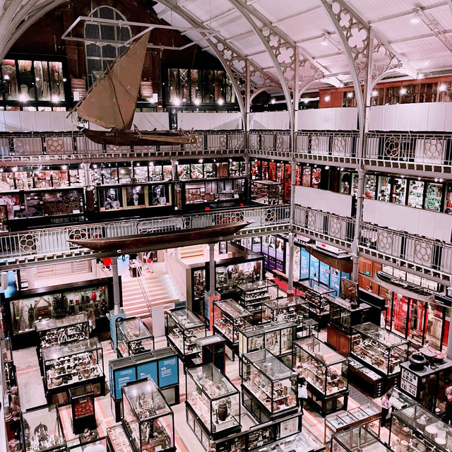 🎒🔍 Discover Oxford’s Free Pitt Rivers Museum! 🇬🇧✨