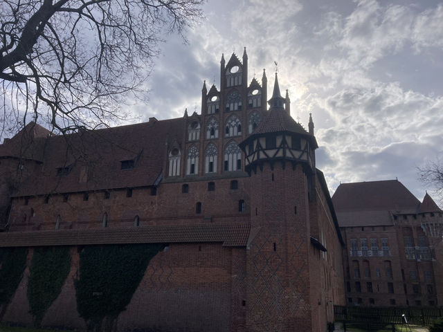 Welcome to the largest castle in the world! 