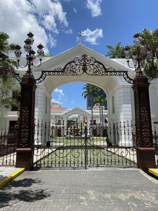This Tour in Caracas brings the energy with colonial streets!