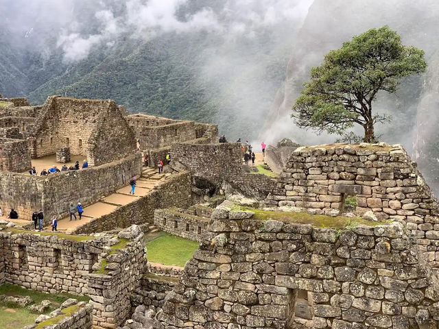 Conquering the Clouds: Your Adventure in Peru's Lost City of the Incas! 🇵🇪⛰️