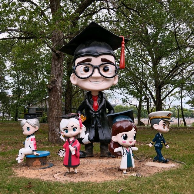 Family-Friendly Statues on Wanliuzhou Island 🏞️🗿👨‍👩‍👧‍👦