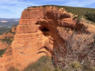 參觀拉斯梅杜拉斯 (Las Médulas) 是一次由靜謐、宏偉和色彩共同塑造的體驗。 ⛰️🍂✨