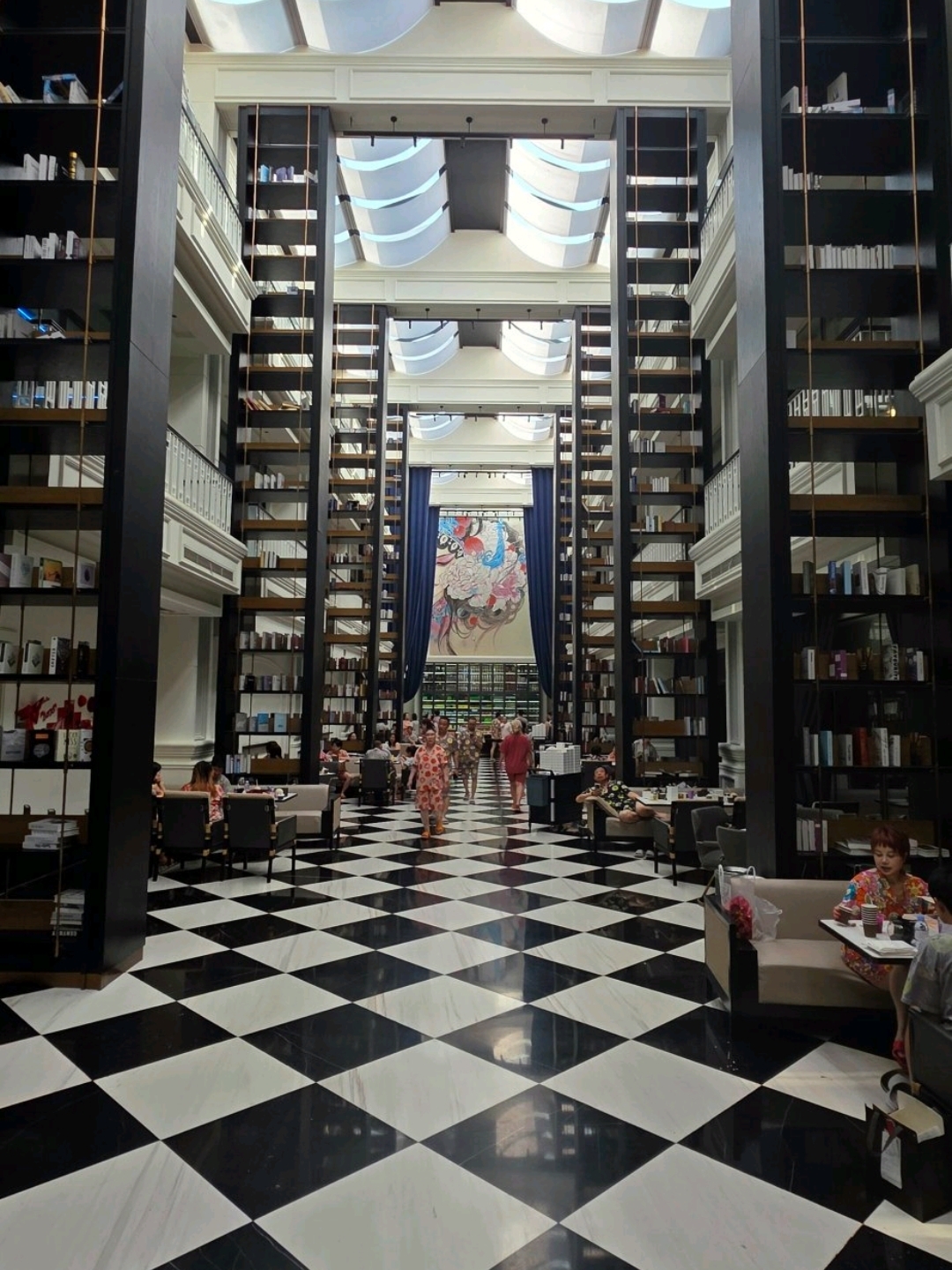 Jika Anda tiba lebih awal atau memiliki penerbangan yang terlambat dari Beijing, tidak ada tempat yang lebih baik daripada kompleks spa ini untuk menghabiskan waktu Anda dengan menyenangkan dan bermanfaat! ✈️ Gabungkan waktu menunggu penerbangan Anda dengan relaksasi kelas atas.
🍱 Apa yang menanti Anda:
Surga gastronomi: Buffet luar biasa dengan makanan laut tanpa batas. Salmon, udang, dan kepiting segar—pesta sejati bagi para pecinta kuliner! 🦀🍣
Suasana: Interior yang dirancang seperti perpustakaan raksasa dengan rak-rak tinggi terlihat sangat bergaya. Tempat yang sempurna untuk foto-foto menakjubkan. 📸📚
Pemulihan total: Banyak kolam termal dengan berbagai suhu dan area tidur yang nyaman akan membantu Anda memulihkan tenaga setelah penerbangan panjang. 💤💦
📍 Lokasi:
Terletak dengan strategis di Beijing, paviliun ini adalah pilihan terbaik bagi para pelancong transit. Ini bukan hanya pemandian, tetapi juga resor bintang lima yang lengkap! ⭐⭐⭐⭐⭐