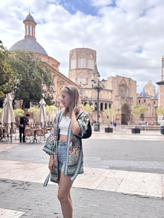 ⛲ How Is Living There: Life Near the Turia Fountain – Valencia's Historic Heartbeat 💙