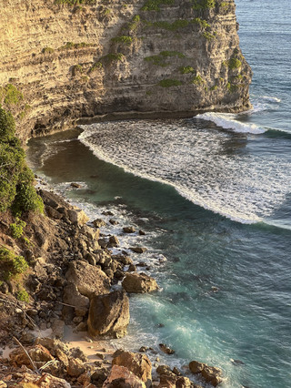 JARAN HILL: TEMPAT DI MANA CINTAMU PADA ULUWATU BERMULA