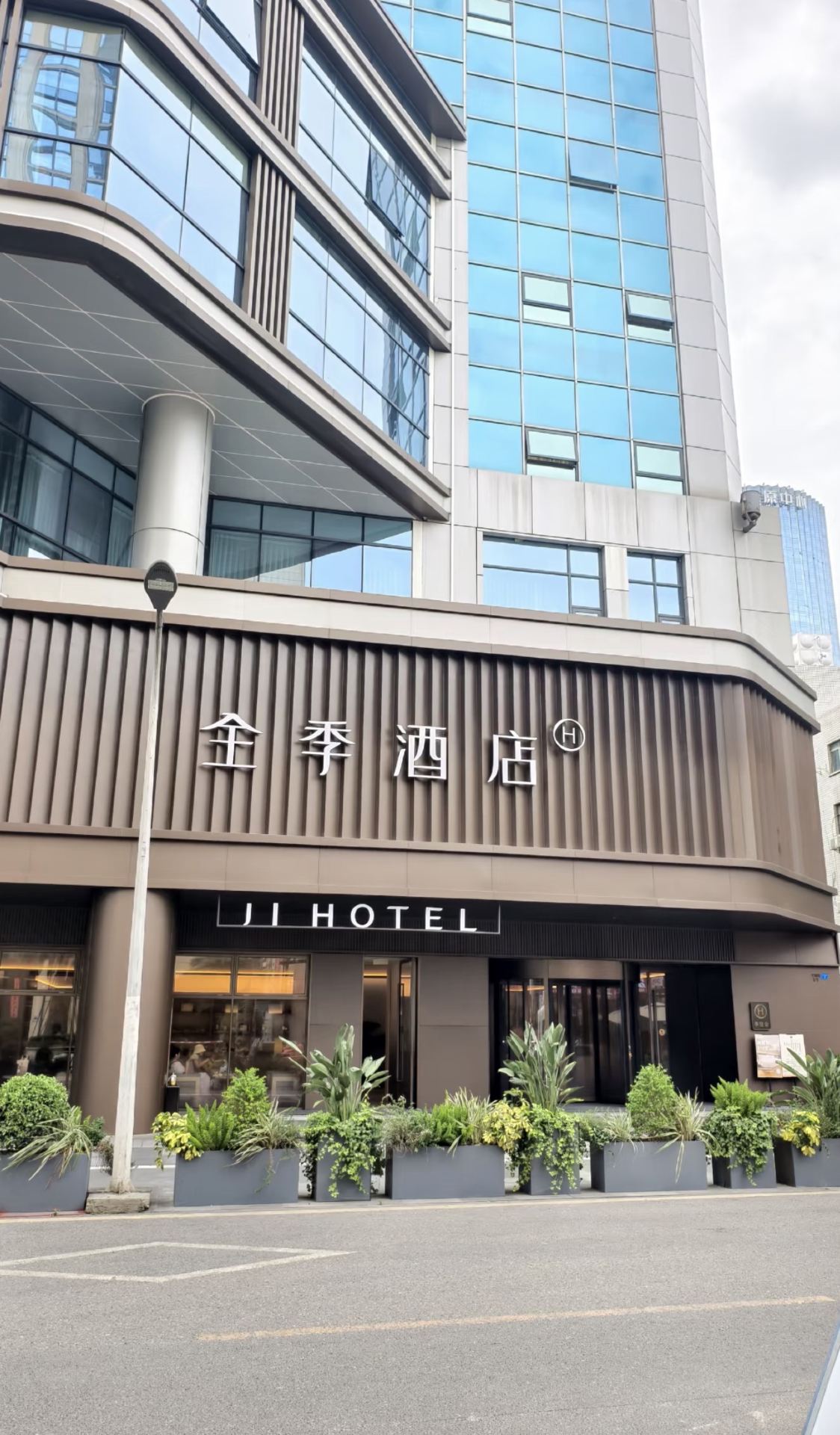 I recently stayed at JI Hotel (Chengdu Taiguili Chunxi Road Center Branch), featured among the Top 20 4-Star Select Hotels in Chengdu on Trip.com—and I can confidently give it a 5/5 for suitability. The hotel exceeded my expectations, especially with its attention to detail in the facilities and amenities. From the moment I arrived, the experience offered outstanding value for money; the quality and comfort far outweighed the price!

The reasons for inclusion in the Trip.com list are both comprehensive and accurate. I would absolutely recommend this hotel to friends—my experience was truly memorable thanks to the excellent service and an overall great stay.

Tips for future guests:
· There’s excellent food nearby, so you can enjoy local flavors just steps from the hotel 🍜
· Don’t miss the hotel’s own breakfast—it’s definitely worth trying!
· The hotel offers a luxurious environment with full facilities, making it a great choice for both leisure and business travelers.

After my visit, my trust in Trip.com’s ranking has been greatly enhanced. I highly recommend considering JI Hotel (Chengdu Taiguili Chunxi Road Center Branch) for your next stay in Chengdu!

#tripbest  #tripbest _reviewer
