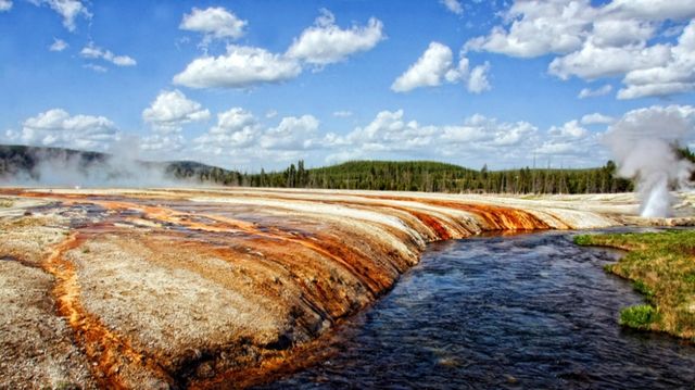 Yellowstone National Park | is the first national park in the world | is a famous tourist destination with a sense of responsibility.