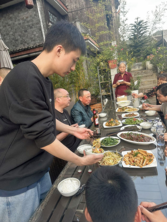 Phoenix has a homestay that offers family dinners, amazing.