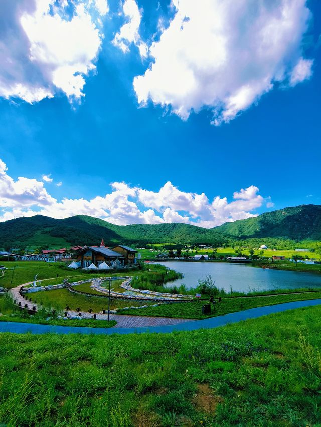 遠離喧囂，京北靜謐山谷中，感受心似白雲常自在，意如流水任東西