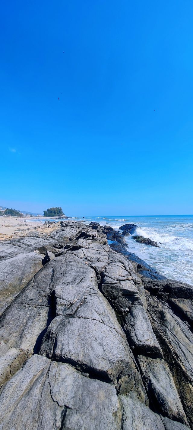惠東高洋尾，美麗黑礁石