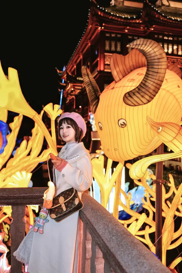 I announce that the lively Lantern Festival in Shanghai is taking place in Yuyuan Garden