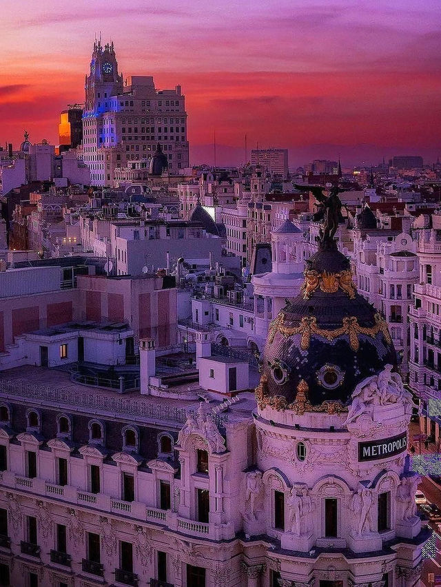Madrid Magic: Sunsets & City Vibes 🌅✨