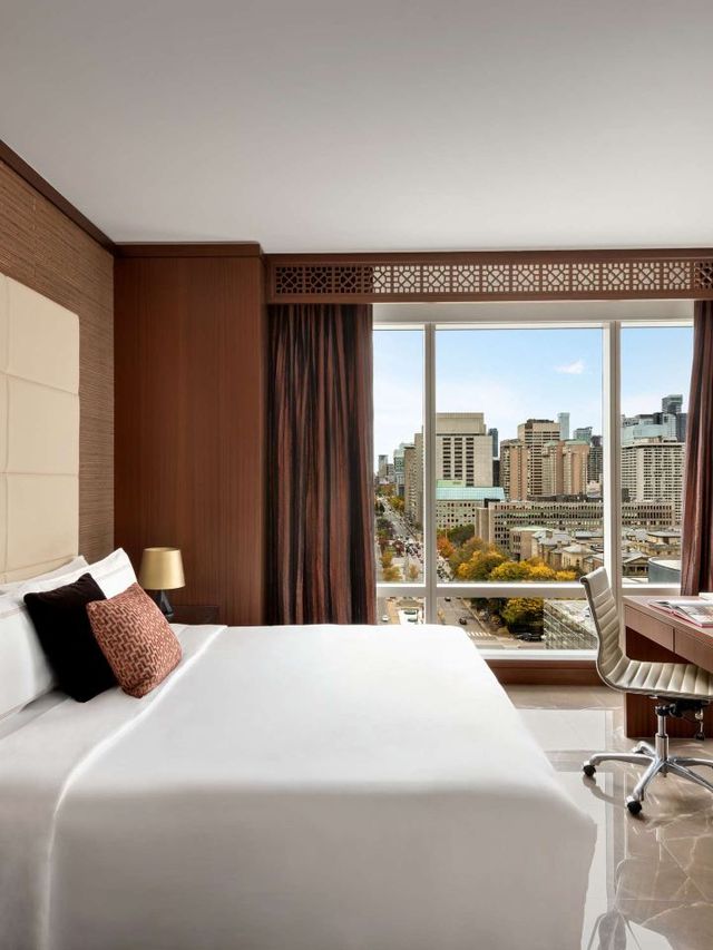 🍁 Toronto's Top Stays: Luxury, Views & Vibes 🍂