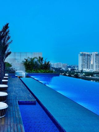 🌟 Luxe Stays in Bengaluru: Top Picks! 🏨✨