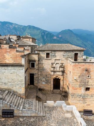 During my holiday trip, I found this small loop route in southeastern Yunnan.
