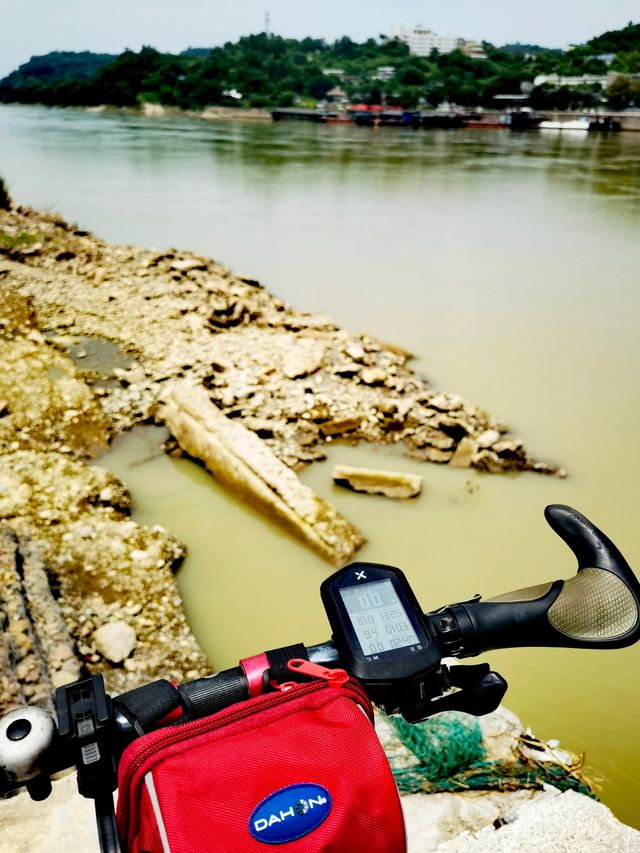 小城仲可以咁玩喺犍為岷江邊骑单車，心馳神往平野闊，極目大江流。