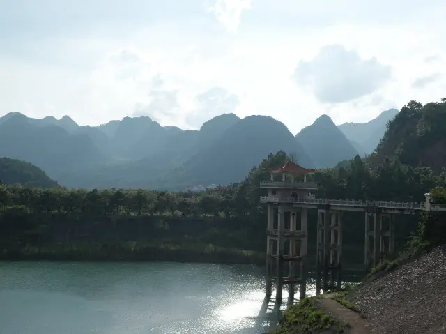 ทะเลสาบเถาฮวา เมืองชิงหยวน: สถานที่เงียบสงบในโลกมนุษย์