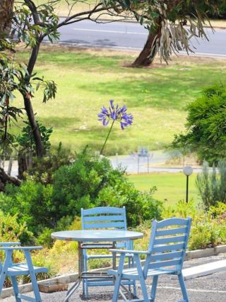 This motel has it all: parking, comfort, and beautiful scenery! 