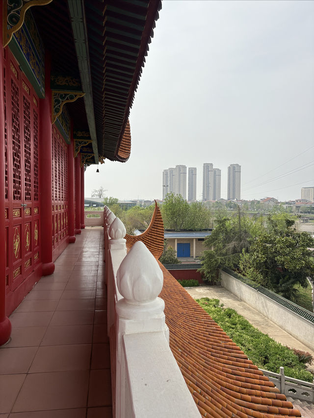 在洪湖知名的東林古寺打卡。