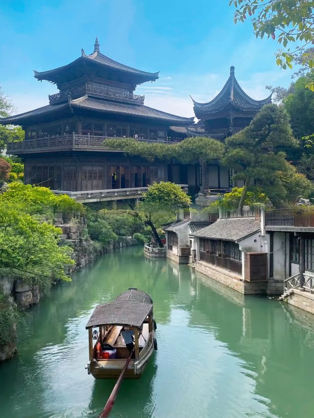 穿漢服嘅網紅同埋磨剪刀嘅匠人，邊個先至係真古鎮居民