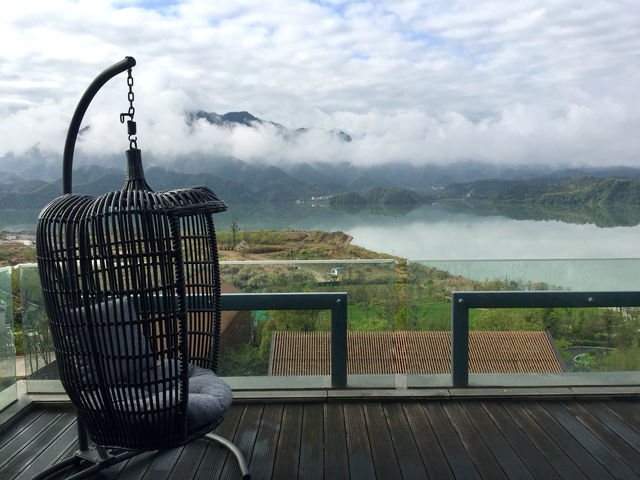 集山、湖、優秀人文建築於一體嘅高級酒店！