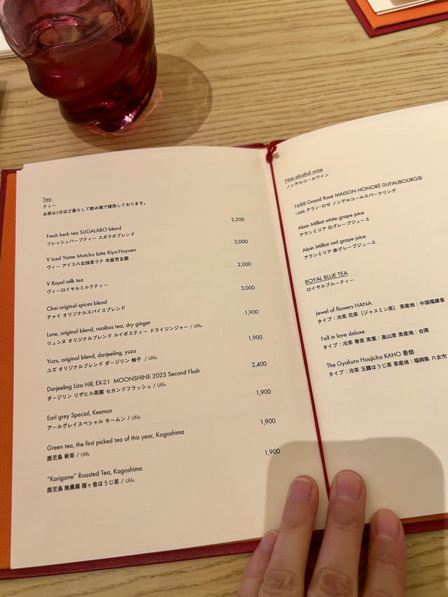 宝子们！大阪竟然藏着超奢华的Lv咖啡☕️，还能直接walk in！就在心斋桥的Lv店里～ 