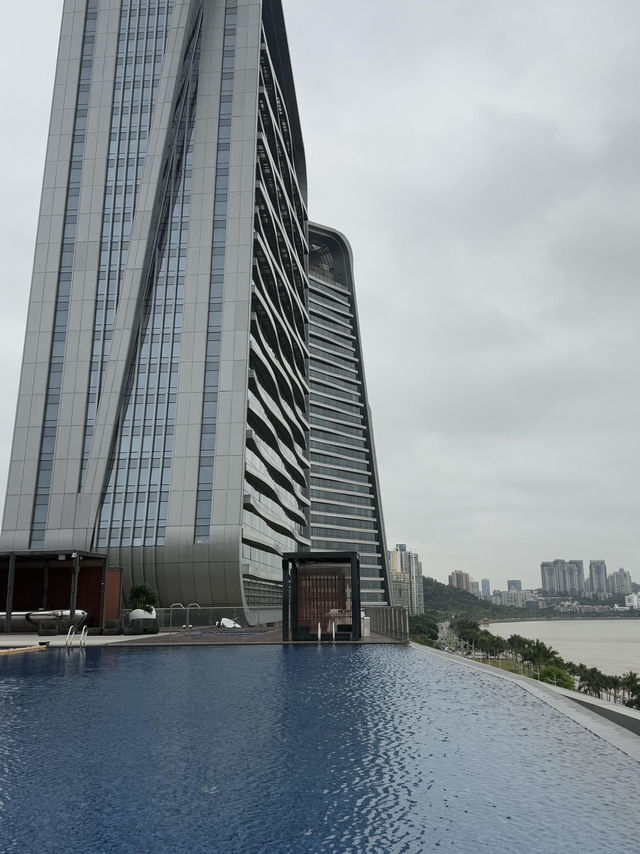 珠海仁恒洲際酒店｜5樓泳池鎖定港珠澳大橋景🌉